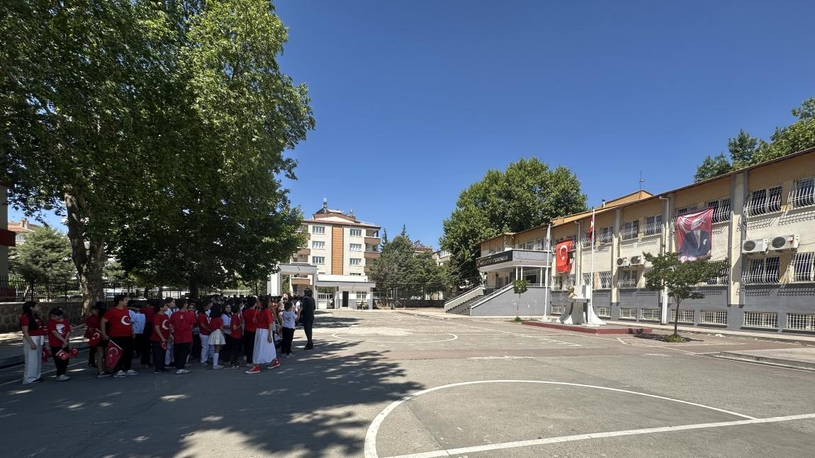 Okulumuzda 19 Mayıs Atatürk' ü Anma Gençlik ve Spor Bayramı Kutlama programı Cuma günü yapıldı. Programı hazırlayan, sunan ve emeği geçen tüm Öğretmen ve Öğrencilerimize teşekkür ederiz.